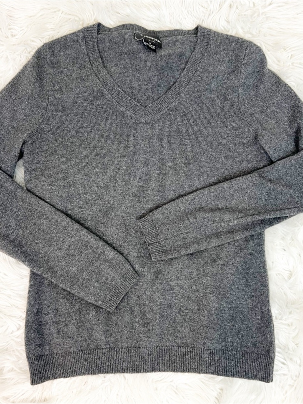 C BY BLOOMINGDALES GRAY LONG SLEEVE V-NECK CASHMERE SWEATER SZ MEDIUM